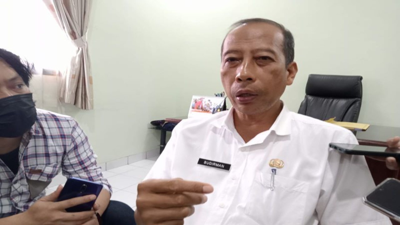 Kepala Dinas Sosial (Dinsos) Kota Mataram Sudirman. ANTARA/Nirkomala