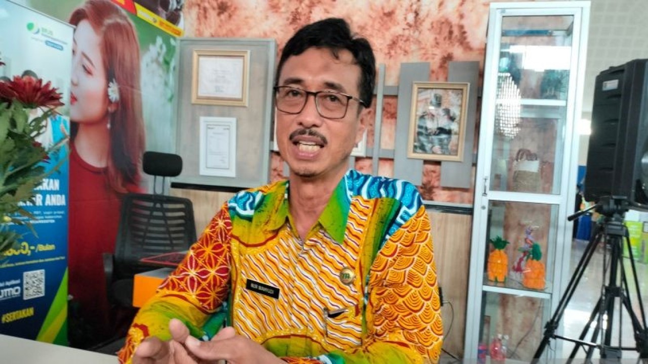 Kepala Dinas Tenaga Kerja dan Transmigrasi Kulon Progo Nurwahyudi. (ANTARA/Sutarmi)