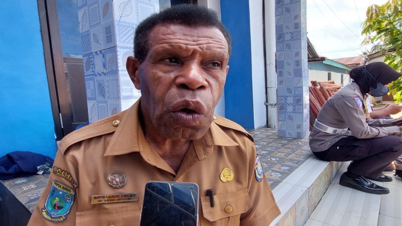 Kepala Disnakertrans Kabupaten Sorong, Marthen Nebore. ANTARA/Yuvensius Lasa Banafanu