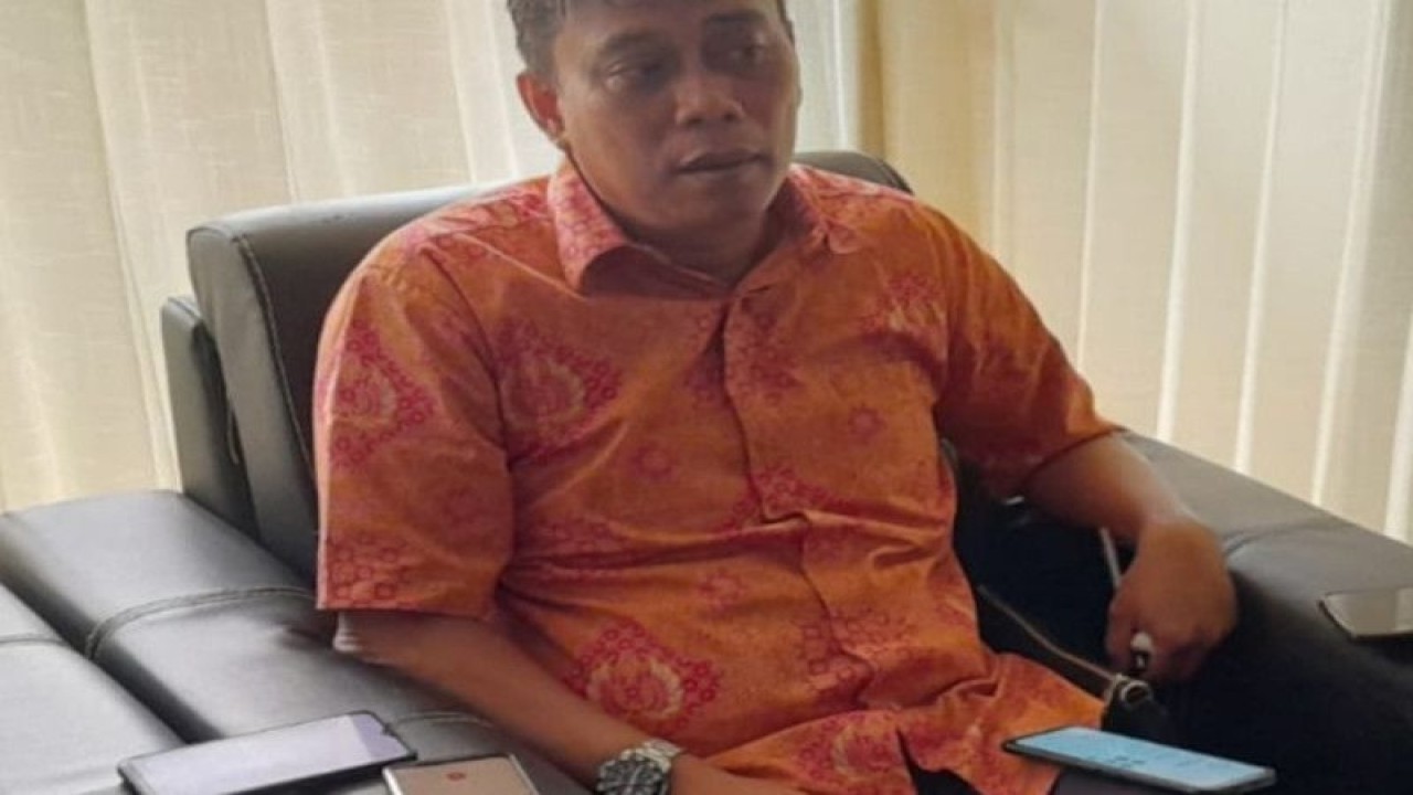 Kepala Perum Bulog Maluku dan Maluku Utara Saldi Adrin (ANTARA/John Soplanit)