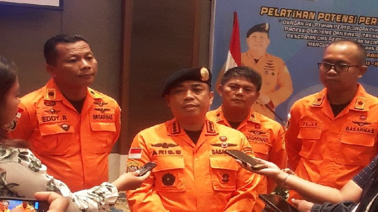 Kepala SAR kelas A Biak Aris Sofingi memberikan keterangan kegiatan latihan SAR, Senin (13/3). ANTARA/Muhsidin
