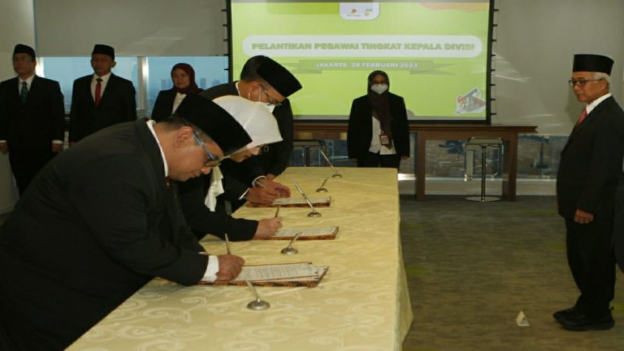Kepala SKK Migas Dwi Soetjipto (kanan) melantik 58 pegawai setingkat kepala divisi di lingkungan SKK Migas di Jakarta, Selasa (28/2/2023). ANTARA/HO-SKK Migas