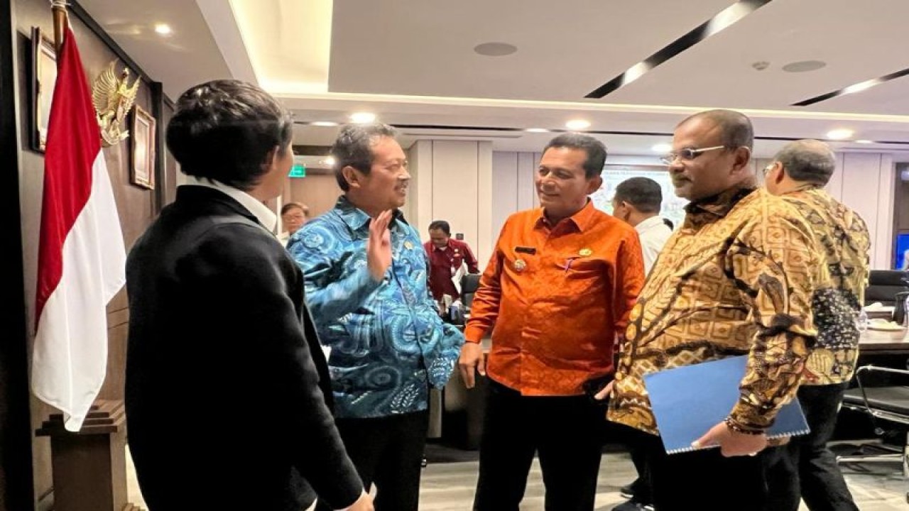 Gubernur Kepri Ansar Ahmad berbincang dengan Menteri Kelautan dan Perikanan Sakti Wahyu Trenggono di Jakarta, Selasa (28/2/2023). (Foto/Humas Pemprov Kepri)