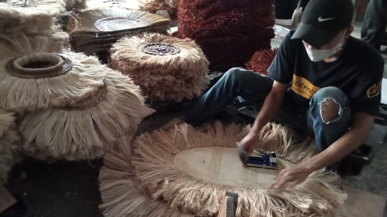 Produk kerajinan home decor, salah satu produk kerajinan unggulan ekpor dari Kabupaten Bantul, Daerah Istimewa Yogyakarta. (ANTARA/Hery Sidik)