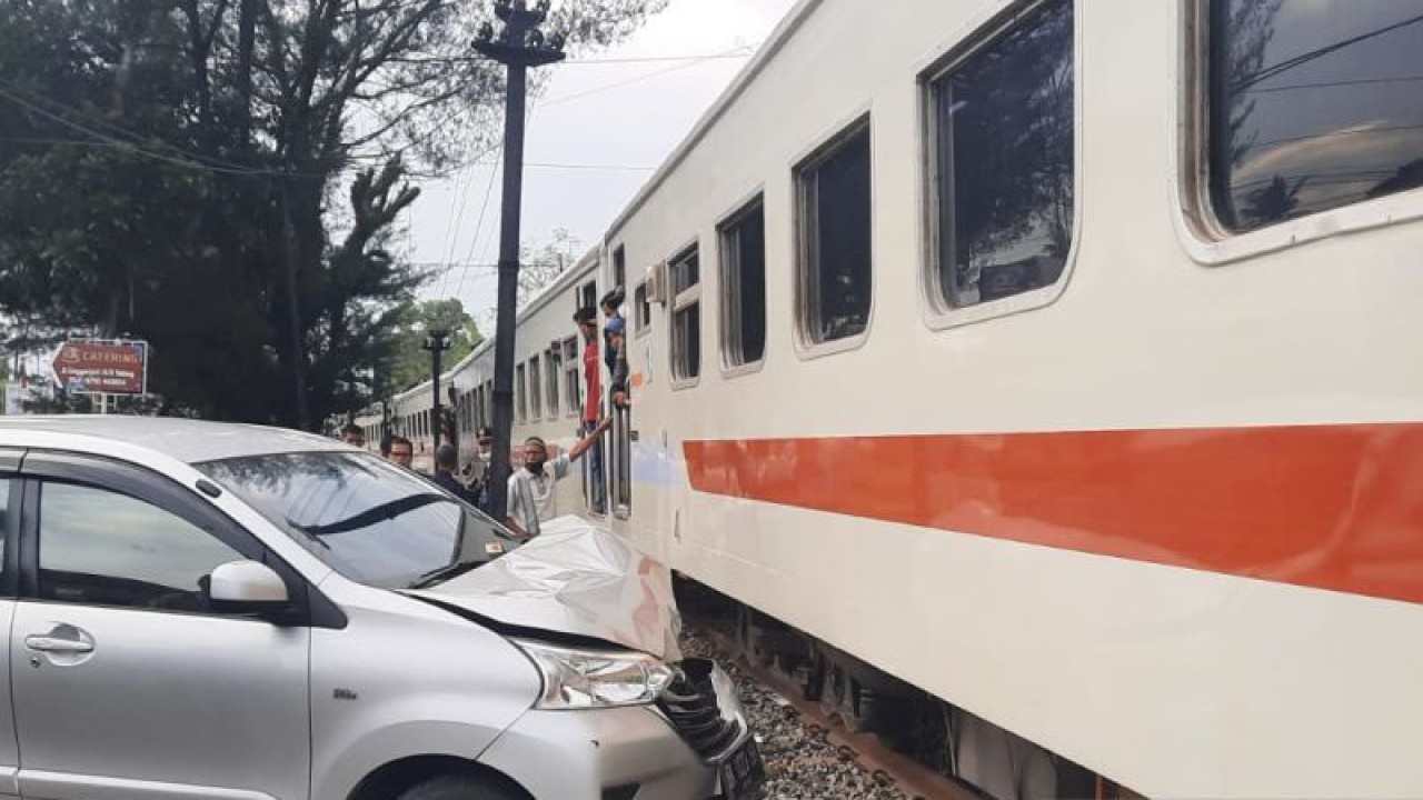 Demperan minibua dan kereta api di Padang. (ANTARA/Dok pribadi)