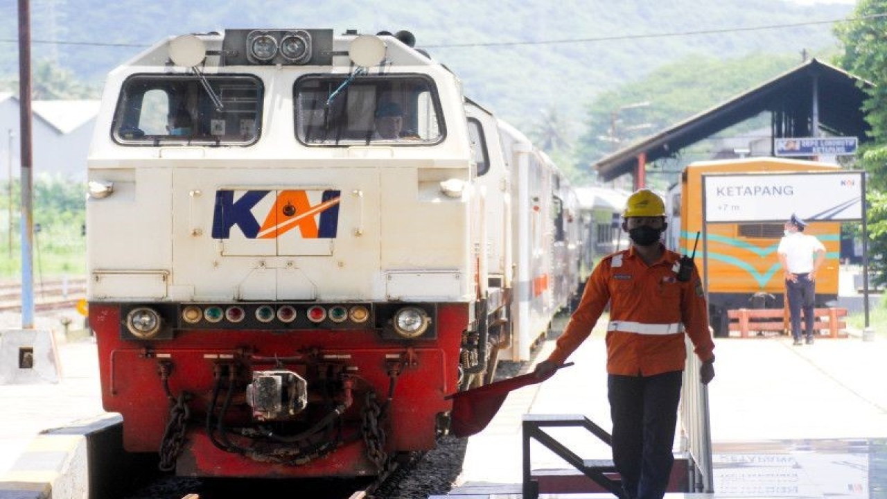 Kereta api di Stasiun Ketapang Banyuwangi. ANTARA/Novi Husdinariyanto