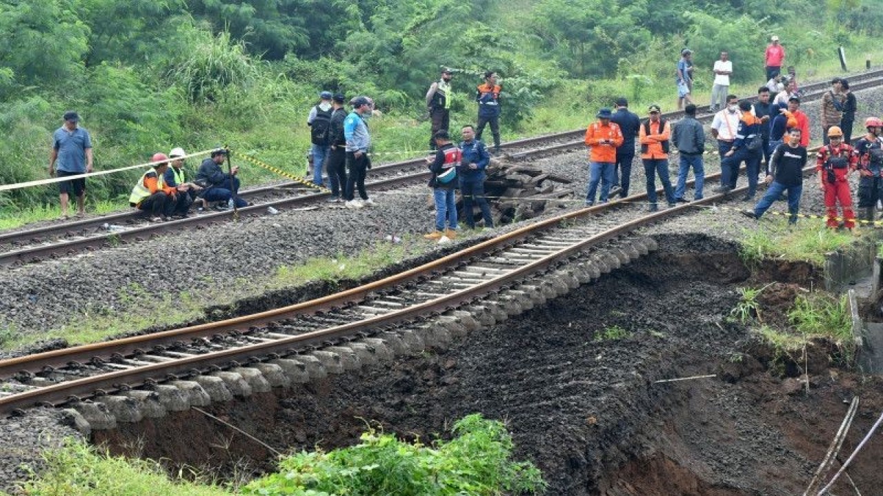 Sejumlah warga dan petugas melihat kondisi tanah longsor di jalur rel Kereta Api (KA) Pangrango lintas Bogor-Sukabumi di Kelurahan Empang, Kota Bogor, Jawa Barat, Rabu (15/3/2023). ANTARA FOTO/Arif Firmansyah/hp