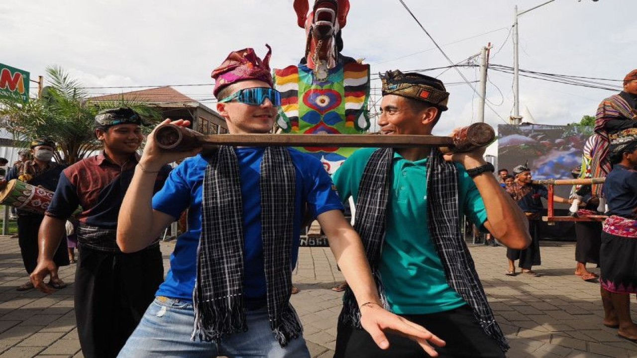 Pebalap WSBK 2023 mengikuti karnaval budaya lokal di Pantai Kuta, Lombok, Rabu (1/3/2023). (ANTARA/HO/WSBK)