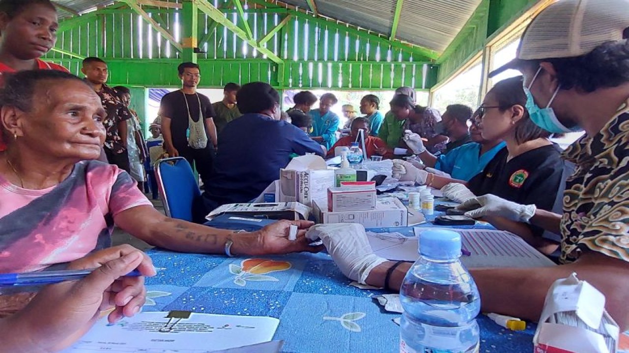 Masyarakat Seget mengikuti pemeriksaan kesehatan secara gratis yang digelar Peteogas Basin dengan Pemerintah Kota Sorong, Kamis (9/3). (ANTARA/Yuvensius Lasa Banafanu)