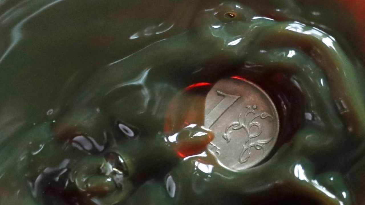 Foto Dokumen: Tampilan menunjukkan satu koin rubel Rusia di dalam bohlam dengan minyak mentah di laboratorium di Ladang Minyak Yarakta, milik Perusahaan Minyak Irkutsk (INK), di Wilayah Irkutsk, Rusia dalam ilustrasi gambar ini diambil 12 Maret 2019. ANTARA/REUTERS/Vasily Fedosenko/Ilustrasi