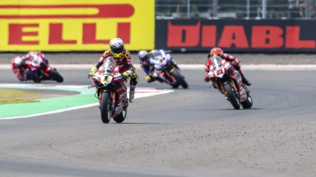 Pebalap Aruba.it Racing-Ducati Alvaro Bautista (kedua kiri) memacu kecepatan saat Race 2 WSBK 2023 di Pertamina Mandalika International Street Circuit di KEK Mandalika, Praya, Lombok Tengah, NTB, Minggu (5/3/2023). Alvaro Bautista berhasil menjuarai Race 2 WSBK Indonesia disusul pebalap Pata Yamaha Prometeon WorldSBK Toprak Razgatlioglu. ANTARA FOTO/M Agung Rajasa/tom.