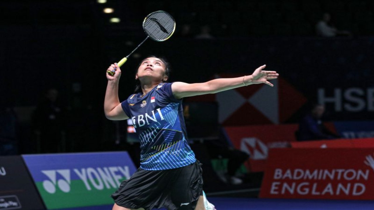 Tunggal putri Indonesia Gregoria Mariska Tunjung mengalahkan Line Hojmark Kjaersfeldt asal Denmark dengan skor 15-21, 21-12, 22-20 pada babak pertama  BWF World Tour Super 1.000 All England Open 2023 di Arena Birmingham, Inggris, Selasa (14/3/2023) waktu setempat. (ANTARA/HO-PBSI)