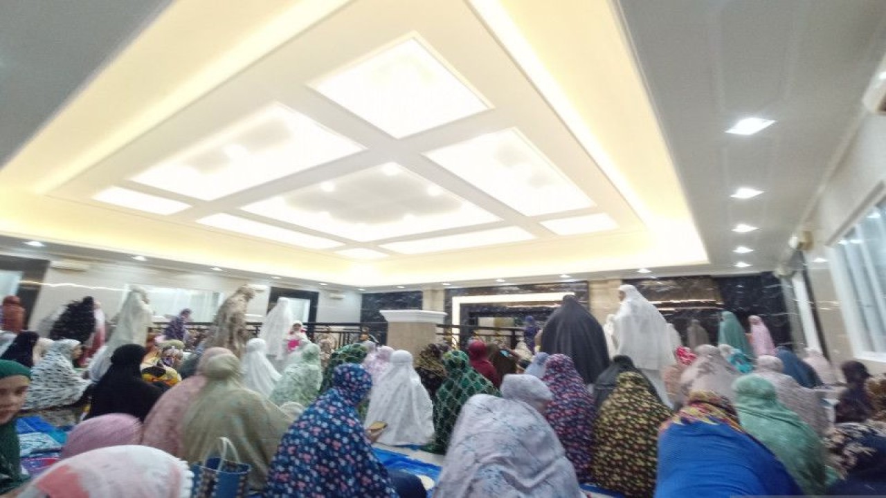 Ilustrasi suasana jamaah yang memeriahkan masjid dengan amaliah Ramadan di salah satu masjid di Kota Makassar. Antara / Surian Mappong