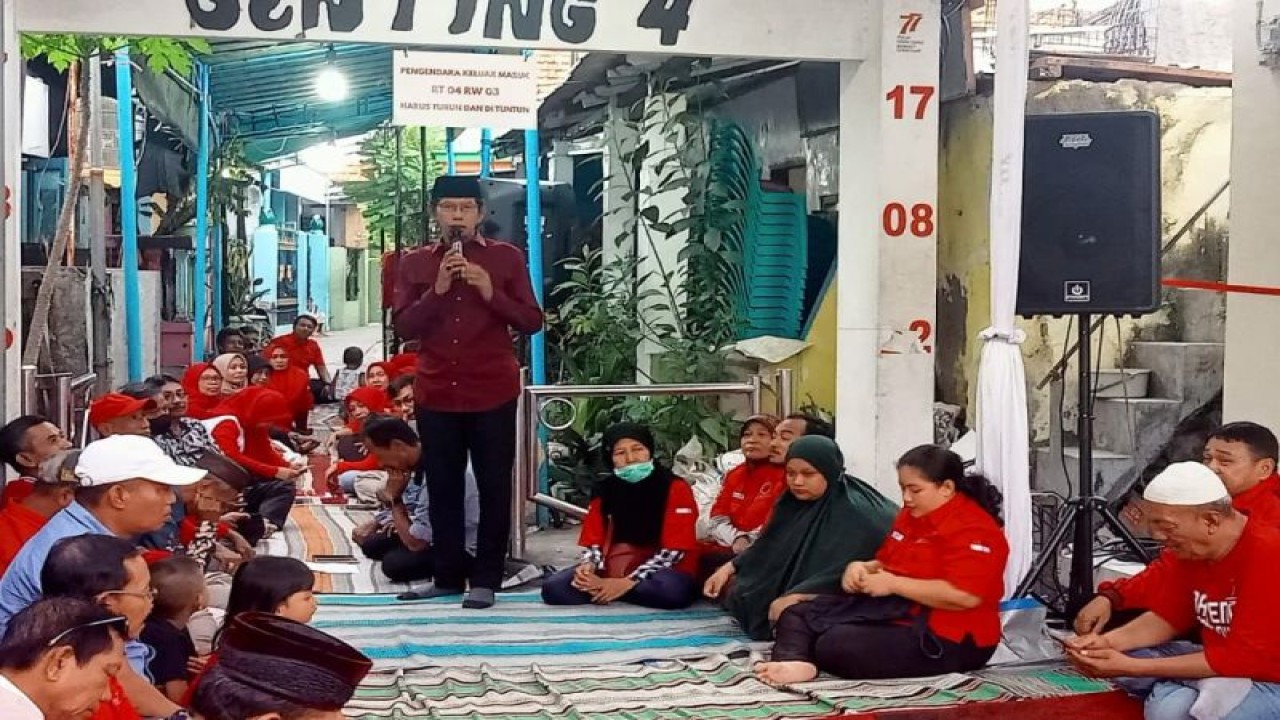 Ketua DPRD Surabaya Adi Sutarwijono saat amenghadiri peresmian Balai RT 04 dan RW 3 Kelurahan Genting Kalianak, Kecamatan Asemrowo, Surabaya pada Ahad (26/3/2023). (ANTARA/HO-DPRD Surabaya)