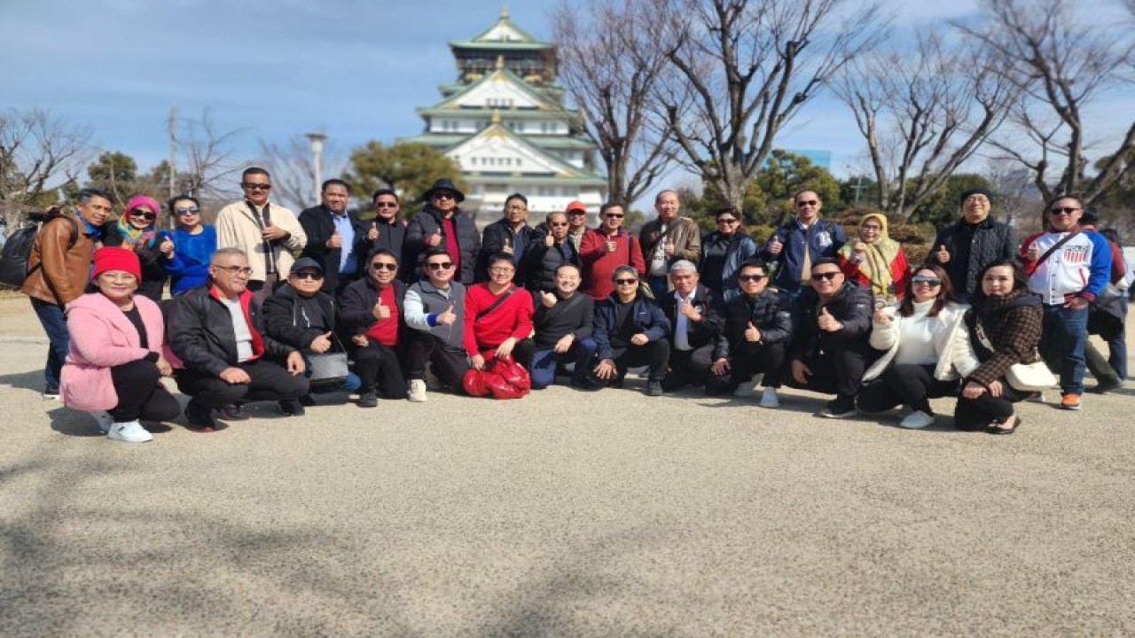 Gubernur Olly Domdokambey (ketujuh kiri baris kedua) bersama forkopimda, dan pejabat terkait foto bersama usai mengunjungi Kastil Osaka. ANTARA/HO-DKISP (1)