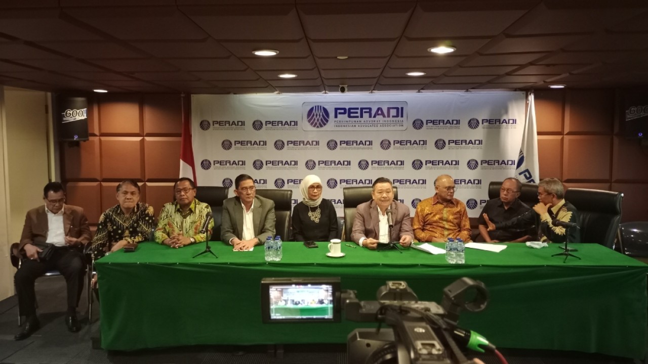 Ketua Umum DPN PERADI, Prof. Dr. Otto Hasibuan, S.H., M.M bersama jajaran pengurus