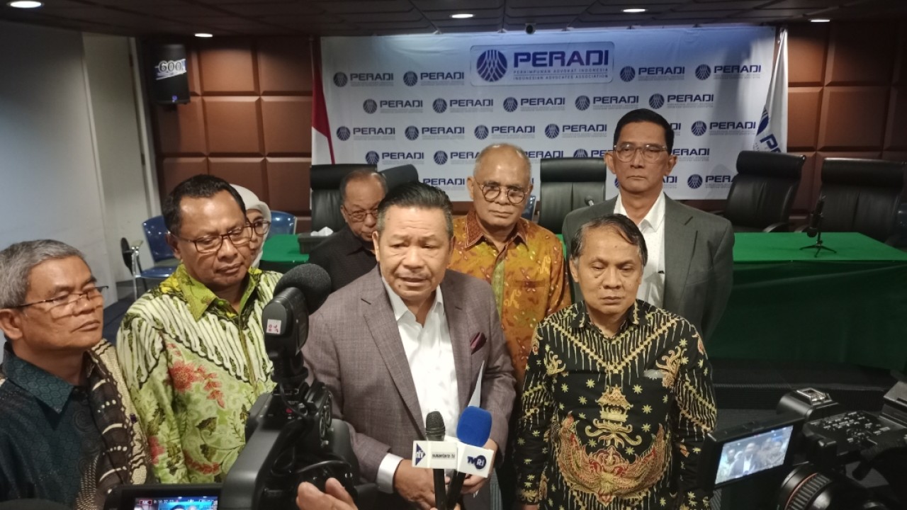 Ketua Umum DPN PERADI, Prof. Dr. Otto Hasibuan, S.H., M.M bersama jajaran pengurus