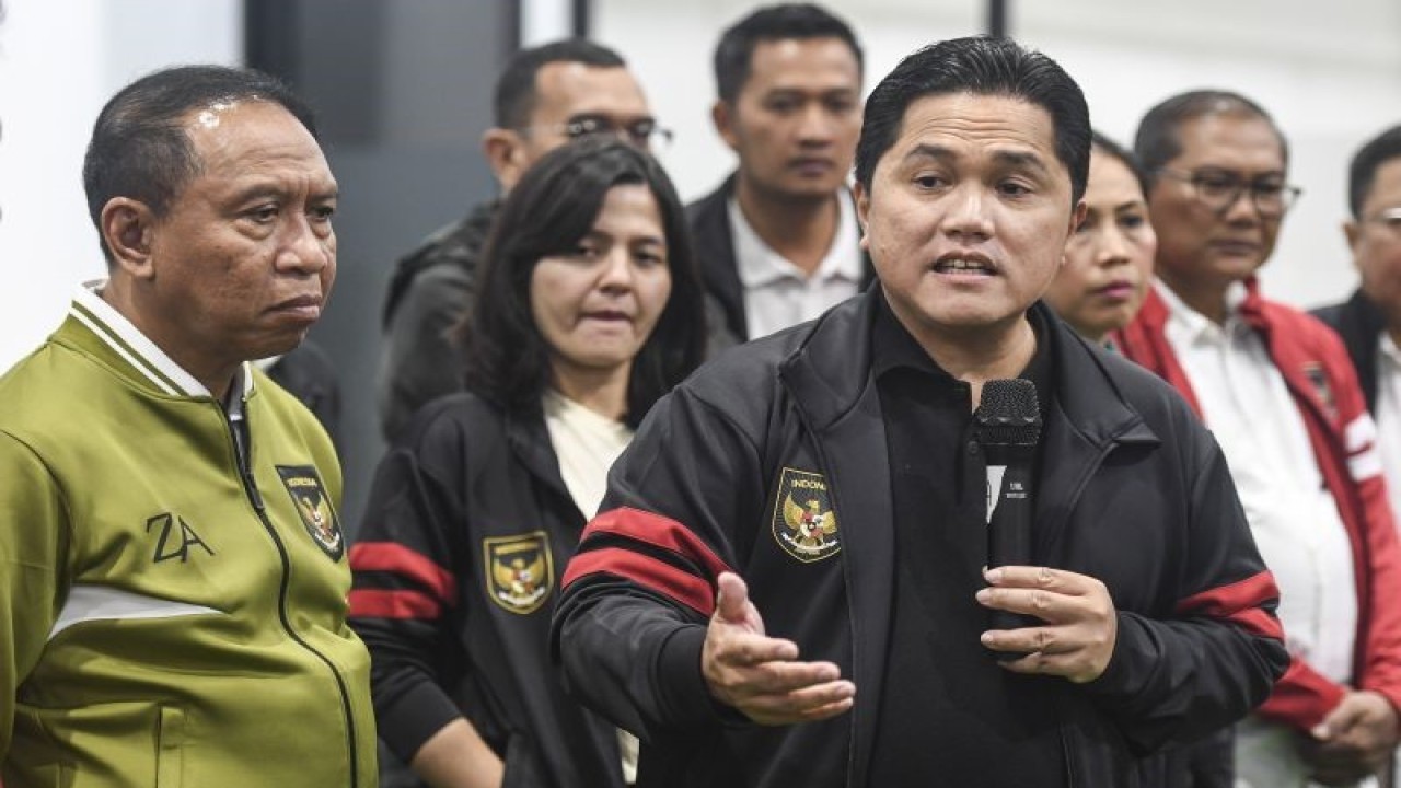Ketua Umum PSSI Erick Thohir (kanan) didampingi Wakil Ketua Umum PSSI Zainudin Amali (kiri) dan Ratu Tisha (kedua kiri) memberikan keterangan pers usai menggelar rapat Komite Eksekutif (Exco) PSSI di Kantor PSSI, GBK Arena, Jakarta, Sabtu (18/2/2023). . ANTARA FOTO/Hafidz Mubarak A/hp