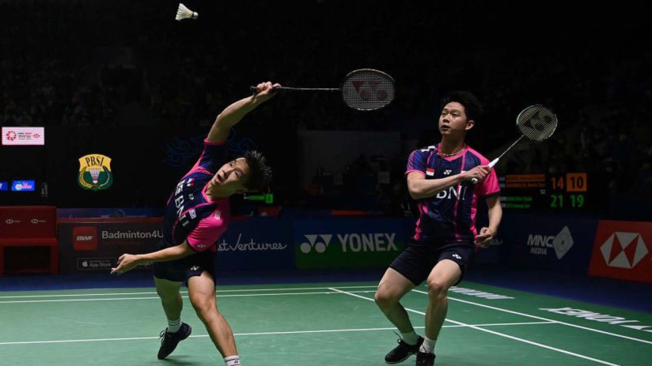 Pebulu tangkis ganda putra Indonesia Marcus Fernaldi Gideon (kiri) dan Kevin Sanjaya Sukamuljo mengembalikan kok ke arah ganda putra Korea Selatan Kang Min Hyuk/Seo Seung Jae dalam babak 16 besar Indonesia Open 2022 di Istora Senayan, Jakarta, Kamis (16/6/2022). Markus dan Kevin gagal melangkah ke perempat final seusai kalah 14-21 dan 12-21. ANTARA FOTO/Sigid Kurniawan/aww.