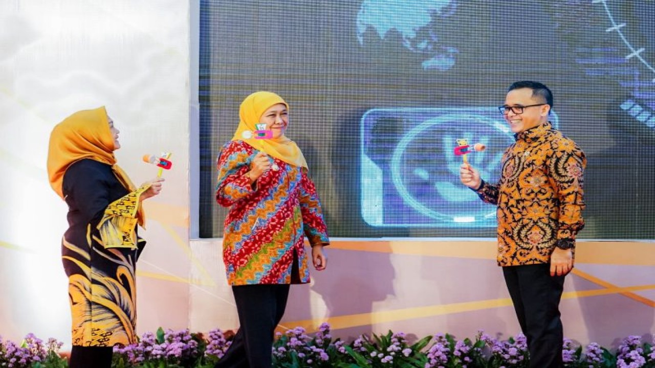 Gubernur Jatim Khofifah Indar Parawansa (tengah) didampingi MenPAN/RB Abdullah Azwar Anas (kanan) di sela Forum Koordinasi Pelayanan Publik Tahun 2023 dan Peluncuran Kompetisi Inovasi Pelayanan Publik (KIPP) di Gedung Negara Grahadi Surabaya, Senin (13/3/2023). ANTARA/HO-Biro Adpim Jatim