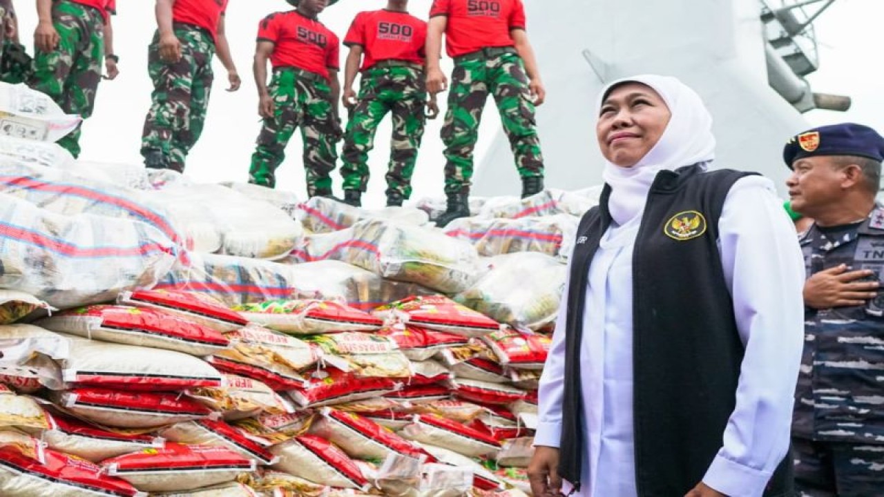 Gubernur Jatim Khofifah Indar Parawansa memberangkatkan KRI Malahayati-362 yang membawa bantuan logistik tujuan Kepulauan Masalembu yang terisolasi akibat cuaca buruk, Rabu (1/3/2023). (ANTARA/HO-Biro Adpim Jatim)