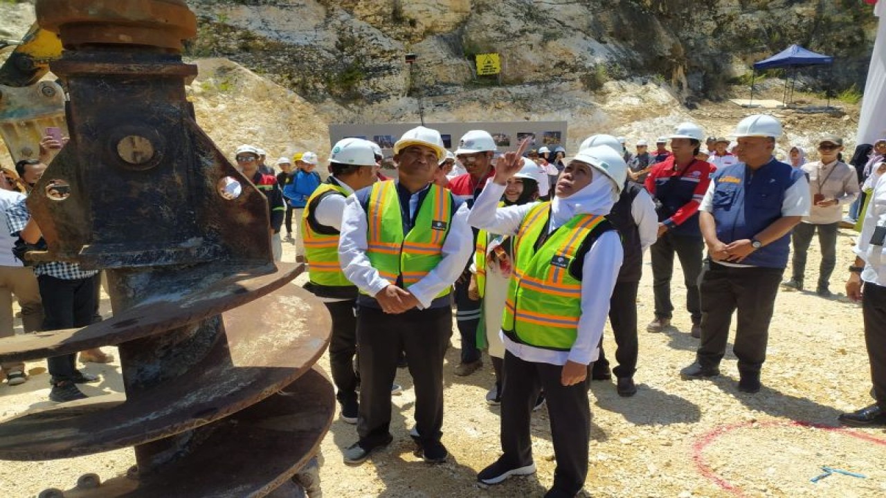 Gubernur Jawa Timur Khfifah Indar Parawansa didampingi Gupati Ponorogo Sugiri Sancoko melakukan ground breaking pembangunan Monumen Reog Ponorogo di Sampung, Ponorogo, Sabtu (11/3/2023) (ANTARA/HO - SDP)