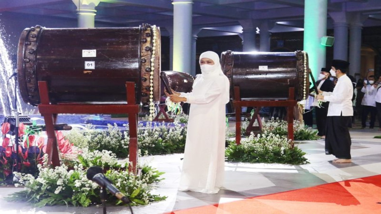 Foto Arsip - Gubernur Jatim Khofifah Indar Parawansa didampingi Wakil Gubernur Emil Elestianto Dardak menabuh beduk di halaman Masjid Nasional Al Akbar Surabaya saat merayakan Idul Fitri 1443 H tahun lalu. (ANTARA/HO-Biro Adpim Jatim)
