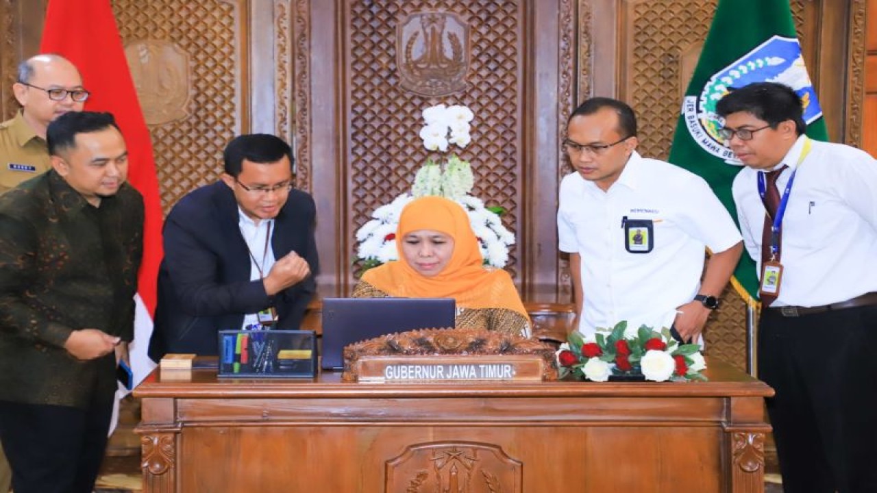 Gubernur Jatim Khofifah Indar Parawansa melaporkan SPT pajak tahun 2022 secara daring dari Gedung Negara Grahadi Surabaya, Senin (27/3/2023). (ANTARA/HO-Biro Adpim Jatim)