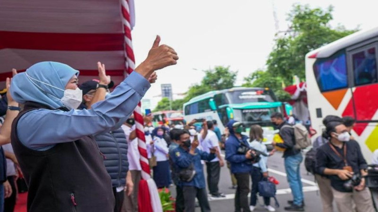 Arsip Foto - Gubernur Jawa Timur Khofifah Indar Parawansa (kiri) memberangkatkan bus mudik gratis menjelang Lebaran tahun 2022. (ANTARA/HO-Biro Adpim Jatim)
