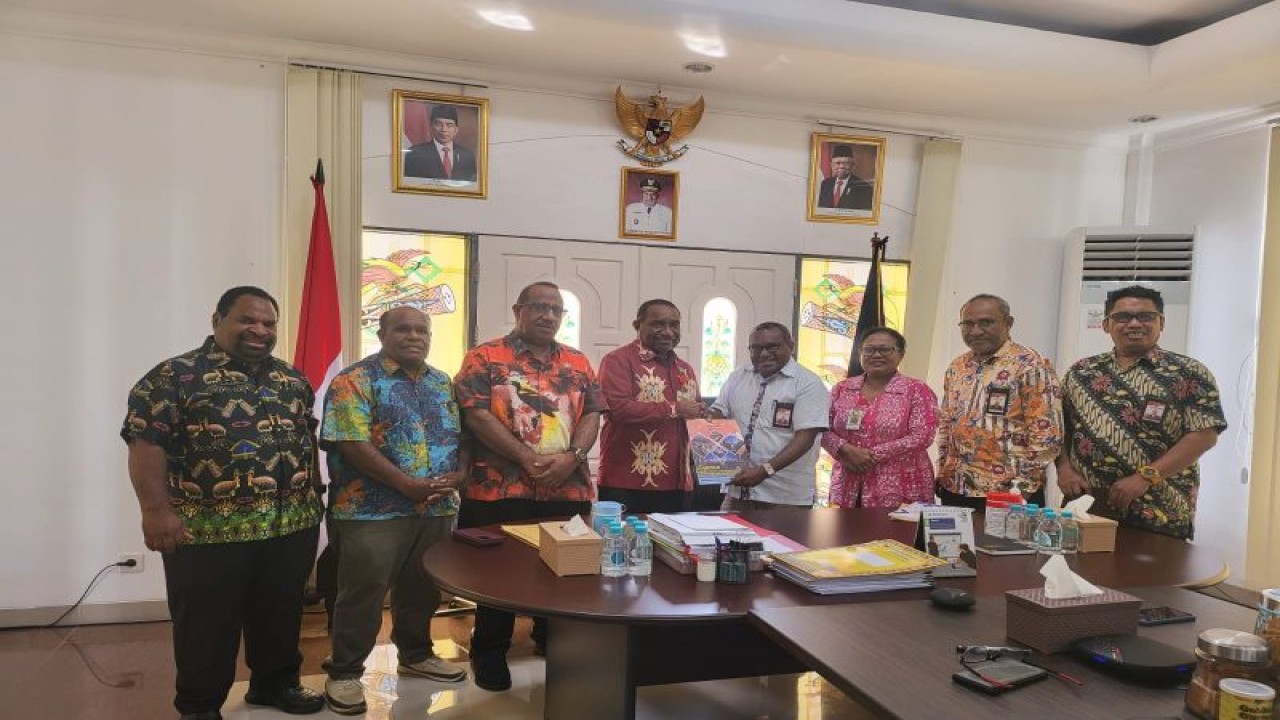 foto bersama di ruangan Sekda Papua usai penyerahan laporfan monev di Kota Jayapura, Papua, Kamis (30/3) (ANTARA/HO-Humas Komisi Informasi Papua)