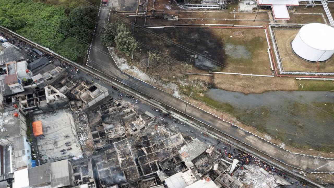 Foto udara permukiman penduduk yang hangus terbakar dampak kebakaran Depo Pertamina Plumpang di Jalan Koramil, Rawa Badak Selatan, Koja, Jakarta, Sabtu (4/3/2023). (ANTARA FOTO/M Risyal Hidayat/foc)