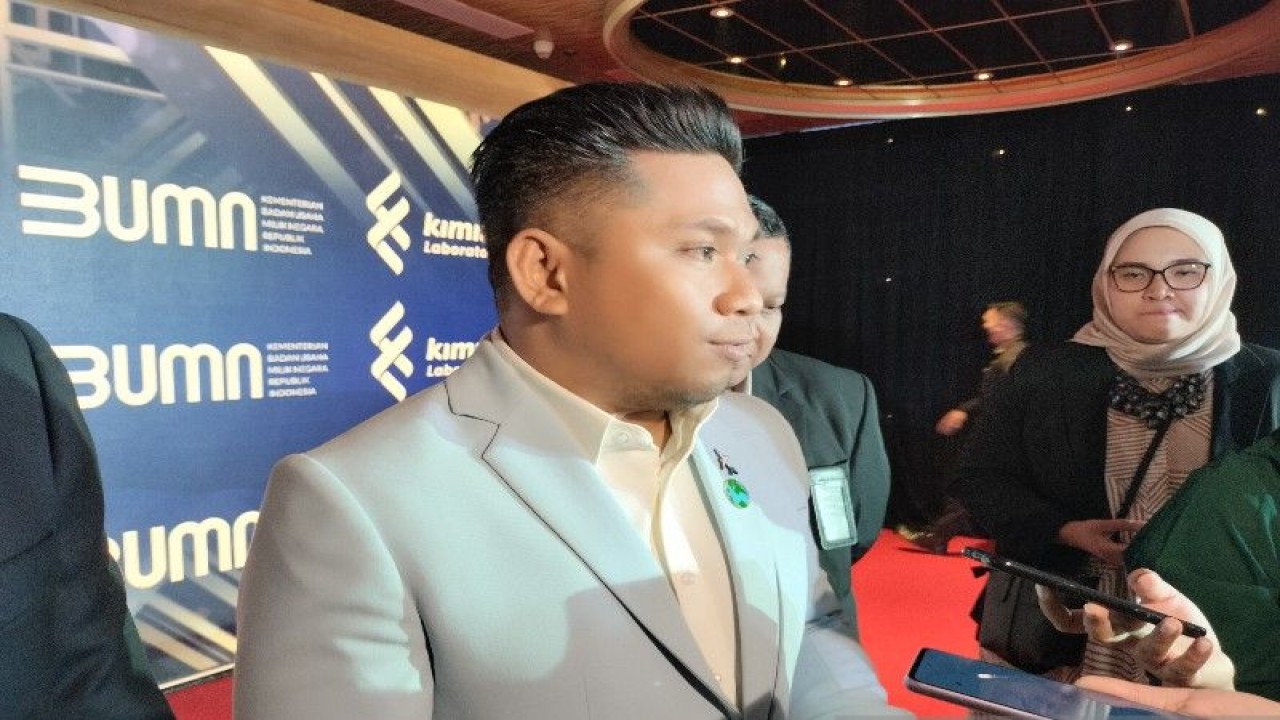 Direktur Utama Kimia Farma Laboratorium & Klinik Ardhy Nugrahanto Wokas menyampaikan keterangan kepada awak media di Jakarta, Selasa (7/3/2023). ANTARA/Aji Cakti