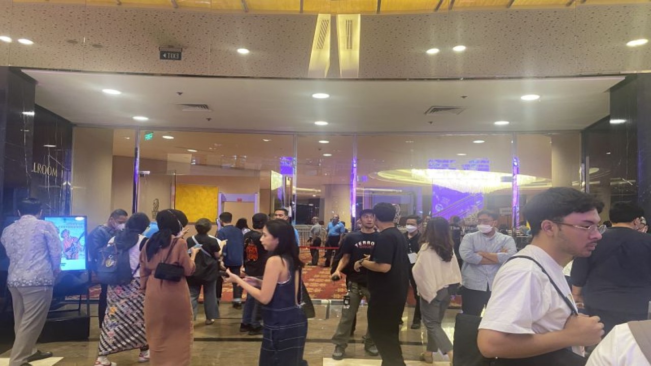 Para penonton memasuki area konser Kings of Convenience di Ballroom The Ritz-Carlton, Pacific Place, Jakarta, Kamis (9/3). (ANTARA/Pamela Sakina)