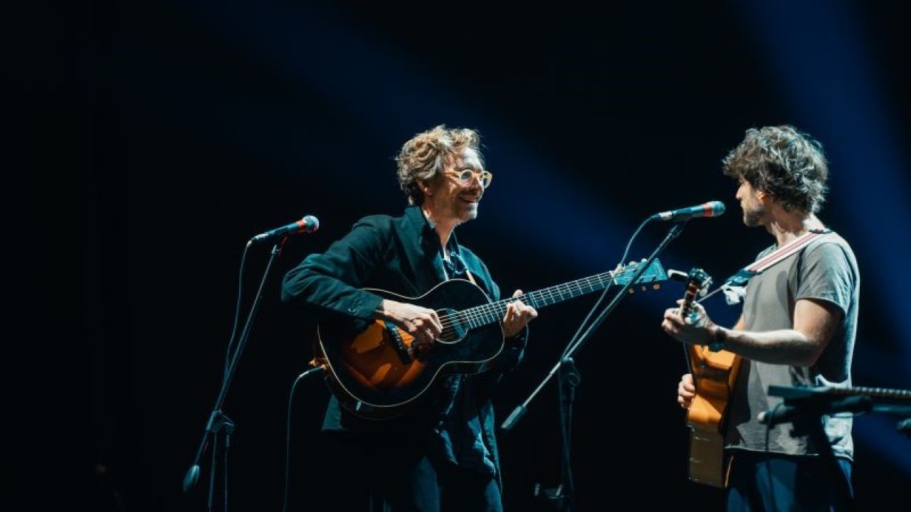 Duo asal Norwegia, Kings of Convenience tampil memukau di Ballroom The Ritz-Carlton, Pacific Place, Jakarta, Kamis (9/3). (ANTARA/HO/Aksara Events)