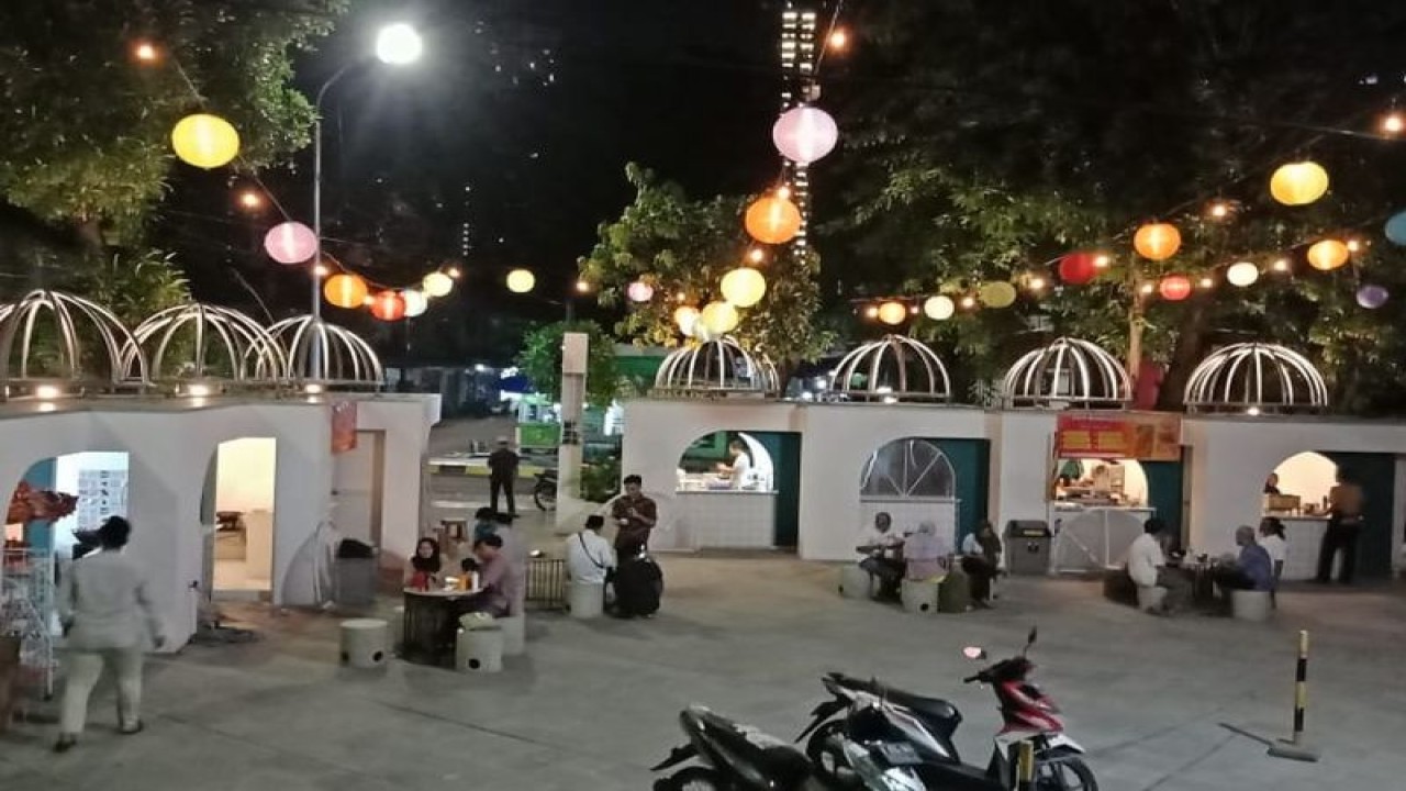 Masjid Raya Al Isra di Tanjung Duren, Jakarta Barat, menyediakan delapan kios permanen di dalam lingkungan masjid guna memberdayakan kemandirian ekonomi untuk masyarakat sekitar. (ANTARA/Redemptus Elyonai Risky Syukur)
