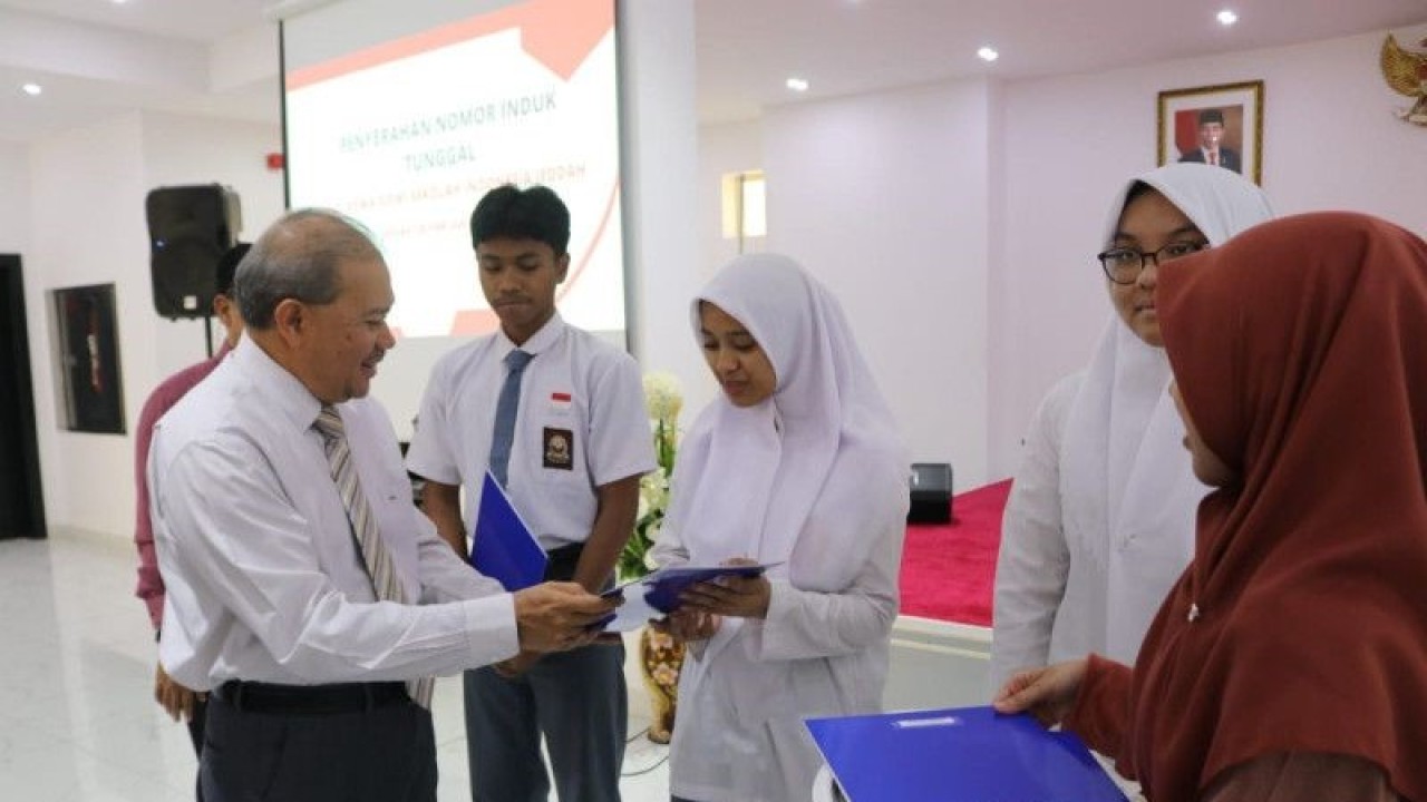 Penyerahan Nomor Induk Tunggal (NIT) secara simbolis oleh KJRI Jeddah kepada para siswa Sekolah Indonesia Jeddah (SIJ) dan Sekolah Indonesia Makkah. (ANTARA/HO-KJRI Jeddah)