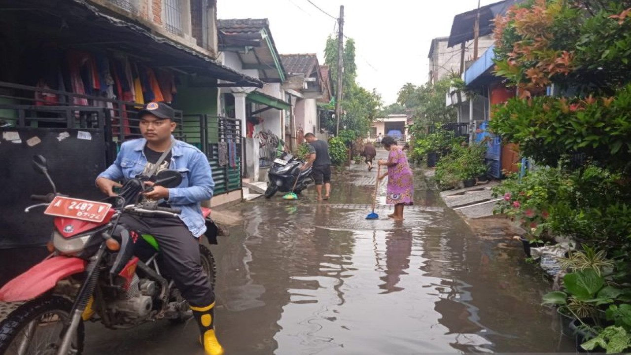 sebanyak 445 Kepala Keluarga (KK) di Perumahan Taman Balaraja, Desa Parahu, Kecamatan Sukamulya, Kabupaten Tangerang, Banten terendam banjir akibat hujan deras yang melanda daerah itu. (ANTARA/Azmi)
