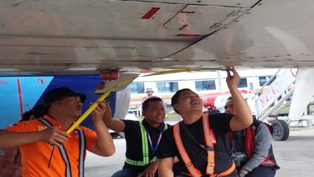 Pemeriksaan terhadap pesawat Trigana yang ditembak KKB di Dekai, Yahukimo, Papua Pegunungan. ANTARA/HO-Humas Polda Papua.