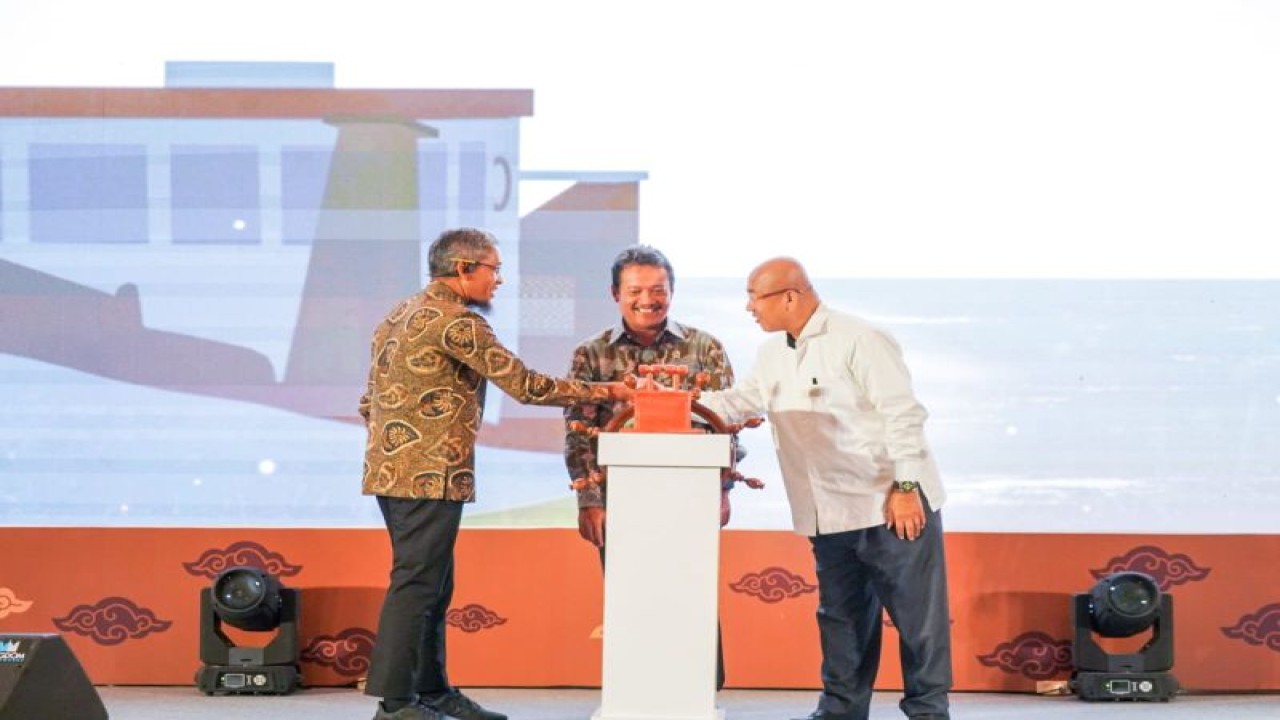 Menteri Kelautan dan Perikanan Sakti Wahyu Trenggono (tengah) dalam Rapat Kerja Teknis Direktorat Jenderal Perikanan Tangkap di Semarang, Jawa Tengah (20/3/2023). ANTARA (Humas KKP)