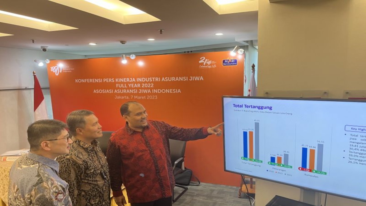 Ketua Bidang Produk, Manajemen Risiko Good Corporate Governance (GCG) Asosiasi Asuransi Jiwa Indonesia (AAJI) Fauzi Arfan (paling kanan) saat foto bersama pasca konferensi pers di Rumah AAJI, Jakarta, Selasa (7/3/2023). ANTARA/M. Baqir Idrus Alatas