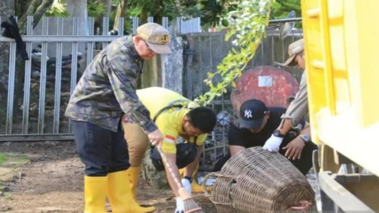 Bupati Kotabaru Kalimantan Selatan, Sayed Jafar saat beraktifitas menjaga kebersihan lingkungan pada beberapa waktu lalu (ANTARA/HO-Diskominfo Kotabaru)