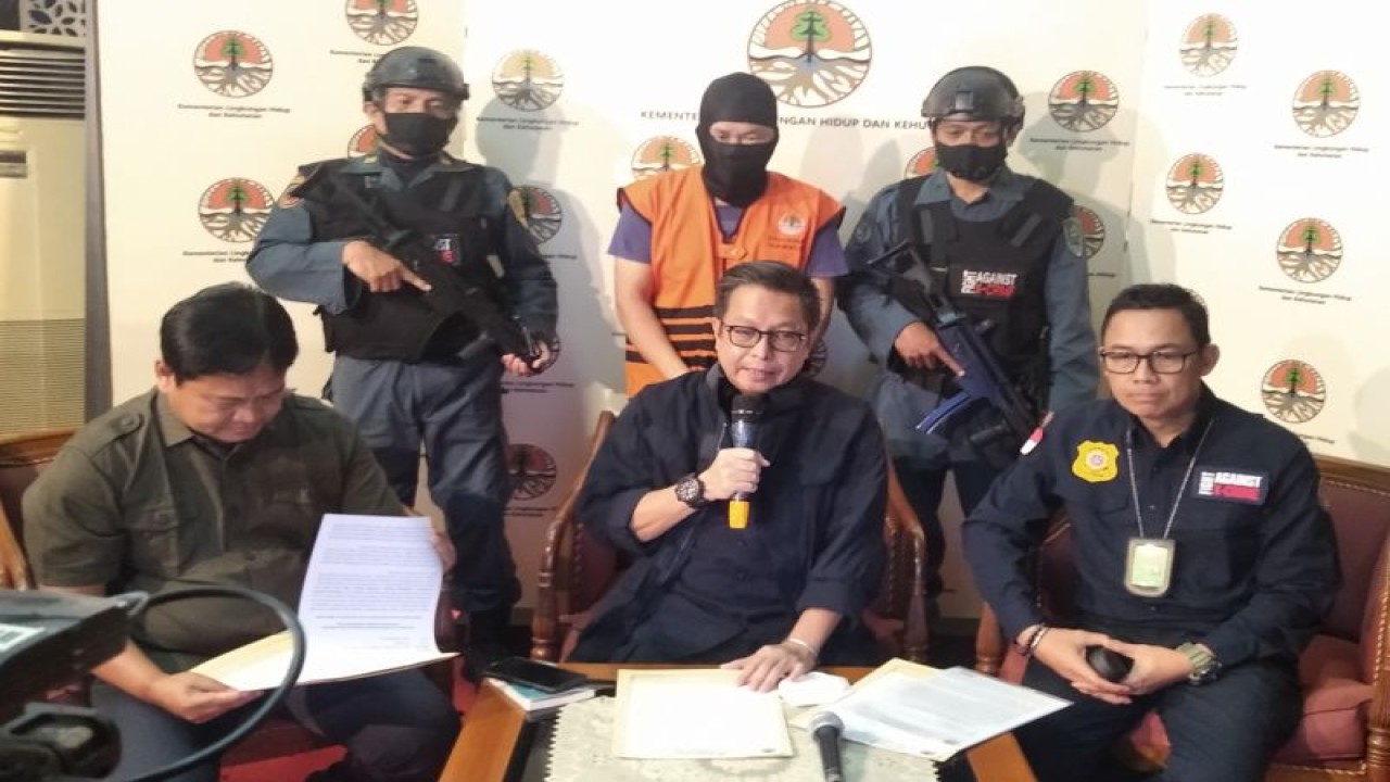 Direktur Jenderal Penegakan Hukum Lingkungan Hidup dan Kehutanan Rasio Ridho Sani (duduk di tengah) di Jakarta, Rabu (29/3/2023), menyampaikan konferensi pers perihal penangkapan tersangka perambah hutan di Tahura Bukit Mangkol, Kabupaten Bangka Tengah, Provinsi Kepulauan Bangka Belitung. (ANTARA/ Zubi Mahr