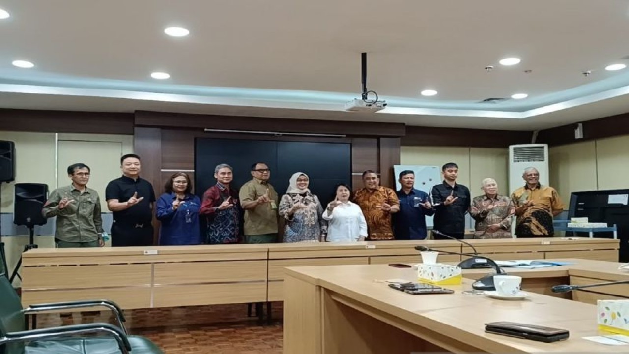 General Manager PT Timah Tbk Ahmad Syamhadi saat menyerahkan hasil merehabilitasi Daerah Aliran Sungai (DAS) Tuing Kabupaten Bangka Provinsi Kepulauan Bangka Belitung ke Kementerian Lingkungan Hidup dan Kehutanan (KLHK) Republik Indonesia di Jakarta. (Humas)