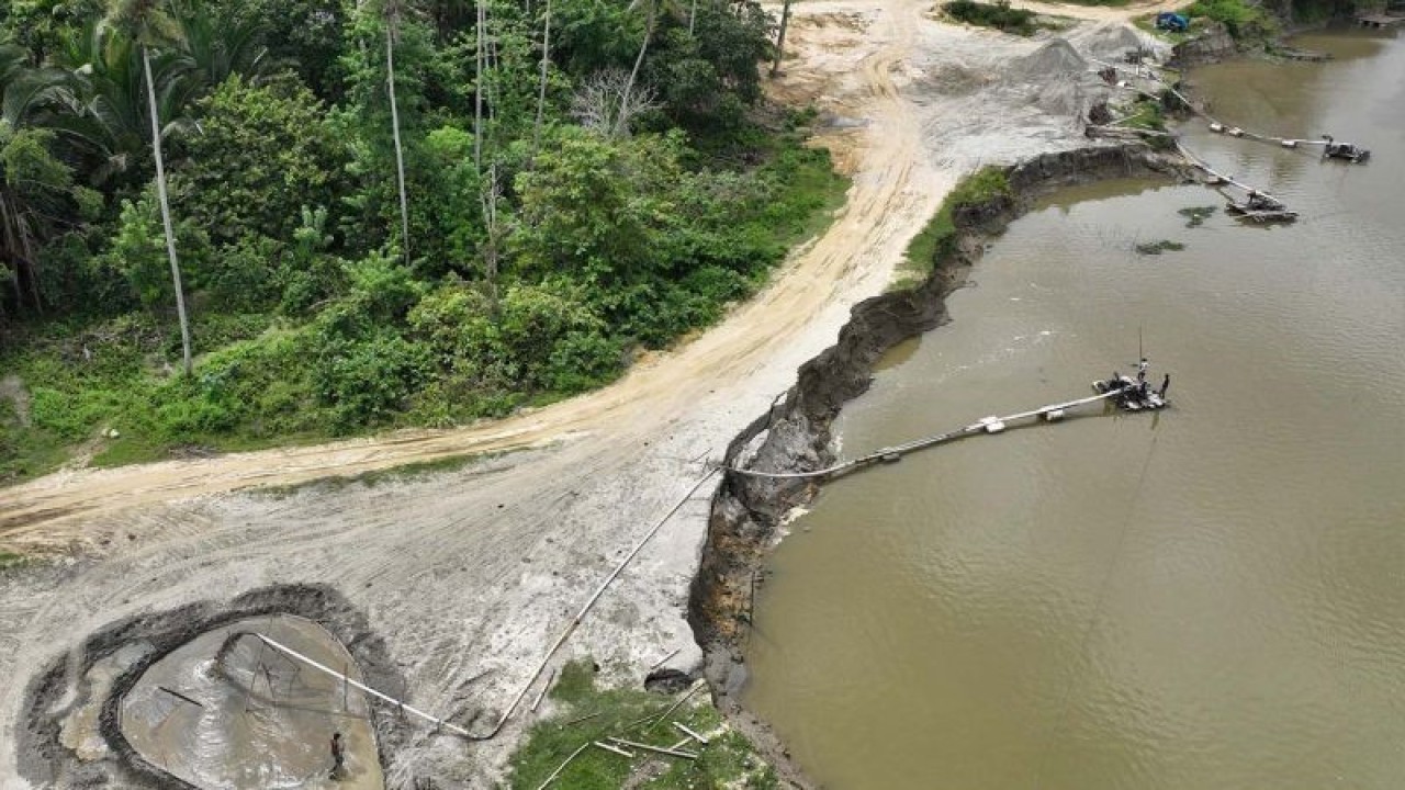 Pekerja mengumpulkan pasir yang disedot mengunakan mesin di Sungai Konaweha, Kecamatan Bondoala, Kabupaten Konawe, Sulawesi Tenggara, Rabu (15/2/2023). Warga yang terdesak kebutuhan ekonomi terpaksa terus melakukan penambangan pasir meski mereka mengetahui dampaknya bisa mengakibatkan abrasi serta turunnya kualitas dan kuantitas air Daerah Aliran Sungai (DAS) Konaweha. ANTARA FOTO/Jojon/aww.