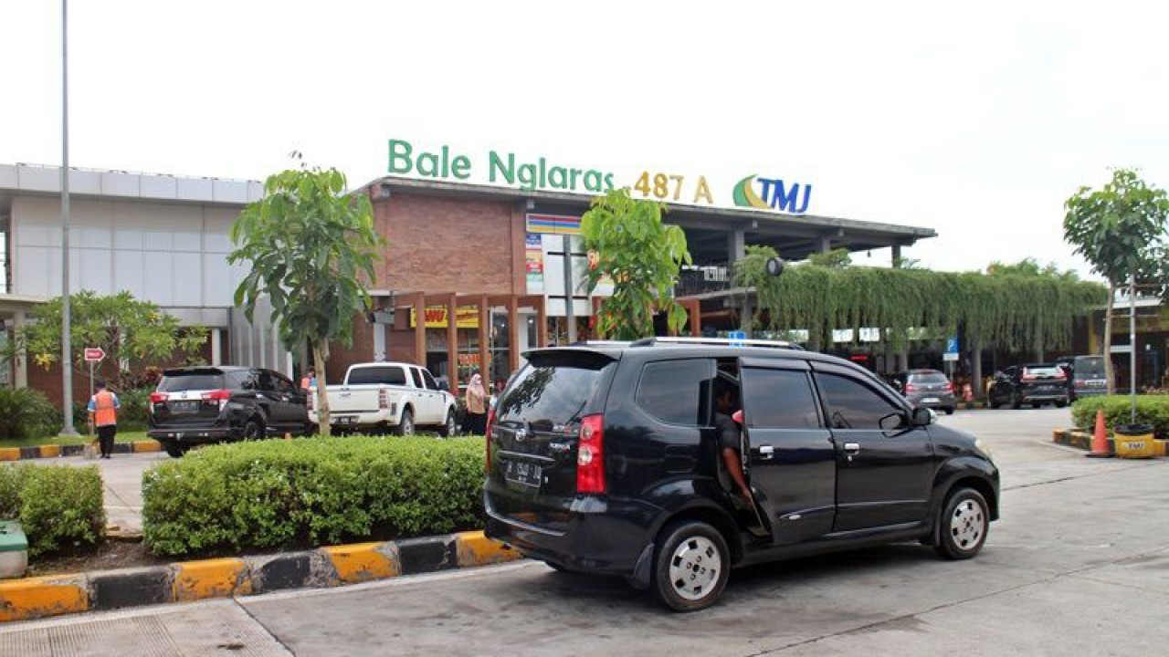 Sejumlah pengunjung via tol Semarang Solo saat di Rest Area Bale Nglaras Jalan Tol KM 487 A di Boyolali, Kamis (30/3/2023). ANTARA/Bambang Dwi Marwoto.
