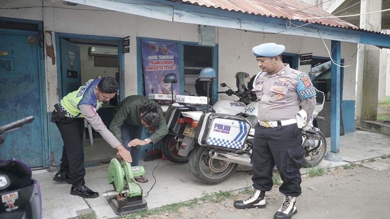 Pemilik sepeda motor memotong knalpot brong di Mapolres Lhokseumawe, Aceh, Senin (27/3/2023). ANTARA/HO-Polres Lhokseumawe