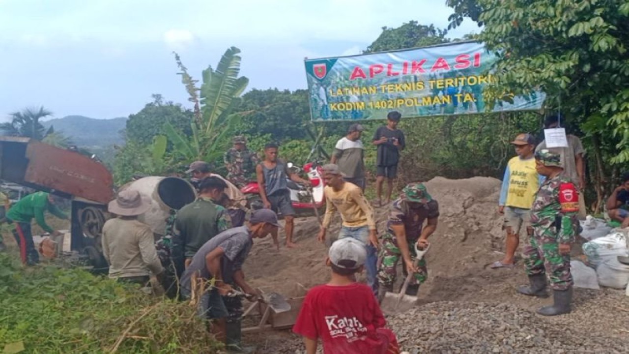 Personel Kodim 1402 Polewali Mandar bersama masyarakat bergotong royong melakukan peningkatan jalan tani di Dusun Tojangan, Desa Pasiang, Kecamatan Matakali, Kabupaten Polewali Mandar melalui program Karya bakti dalam rangka aplikasi latihan teknis teritorial Kodim 1402, Kamis (9/3). (ANTARA/HO/Humas Kodim Polewali Mandar)