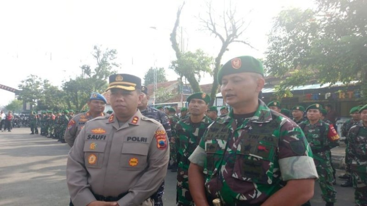 Komandan Kodim 0736/Batang Letkol Infantri Ahmad Alam Budiman bersama Kepala Polres Batang AKBP Saufi Salamun usai memimpin apel sinergi TNI-Polri Pengamanan Pemilu 2024 di Batang, Selasa (7/3/2023). ANTARA/Kutnadi