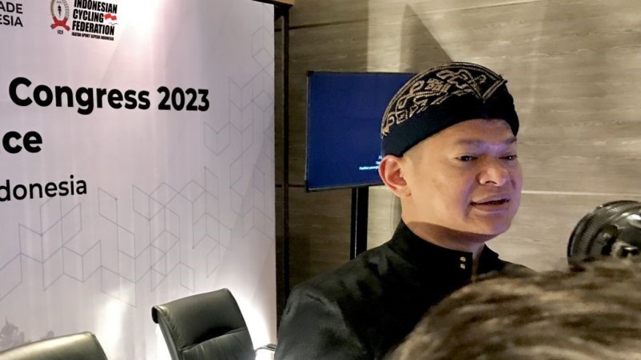 Ketua Umum Komite Olimpiade Indonesia Raja Sapta Oktohari memberi keterangan kepada media pada sela-sela kegiatannya menghadiri ACC Congress 2023 di Kuta, Badung, Bali, Rabu (1/3/2023). ANTARA/Genta Tenri Mawangi