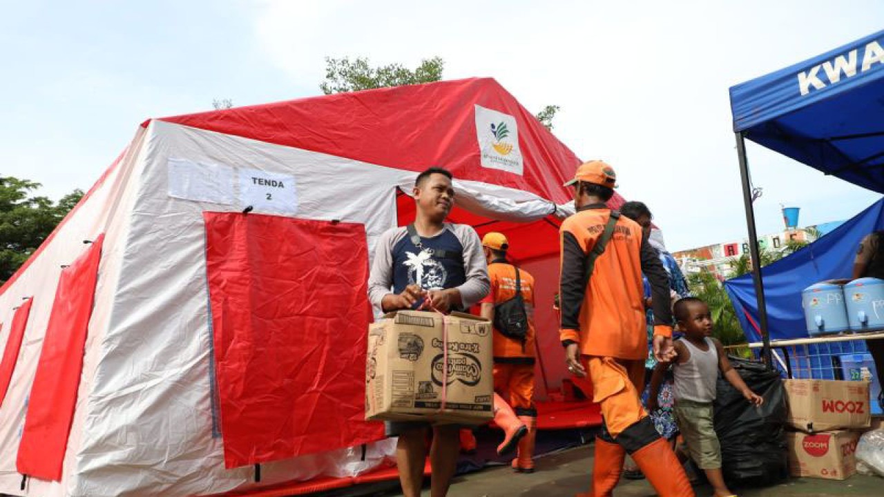 Arsip sejumlah pengungsi kebakaran Depo BBM Plumpang ditampung sementara di tenda pengungsian di RPTRA Rasella, Koja, Jakarta Utara, Sabtu (4/3/2023). ANTARA/Dewa Ketut Sudiarta Wiguna
